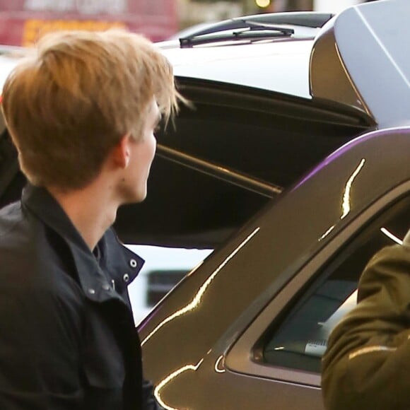 Exclusif - Presley Gerber dépose et embrasse sa nouvelle petite amie Cayley King à l'aéroport à Los Angeles. Le 11 mai 2017