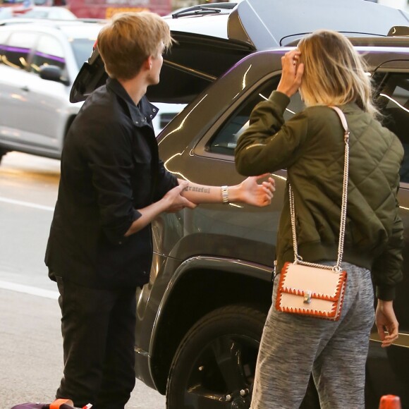 Exclusif - Presley Gerber dépose et embrasse sa nouvelle petite amie Cayley King à l'aéroport à Los Angeles. Le 11 mai 2017