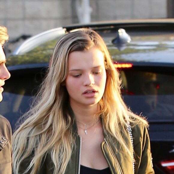 Exclusif - Presley Gerber dépose et embrasse sa nouvelle petite amie Cayley King à l'aéroport à Los Angeles. Le 11 mai 2017