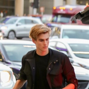Exclusif - Presley Gerber dépose et embrasse sa nouvelle petite amie Cayley King à l'aéroport à Los Angeles. Le 11 mai 2017