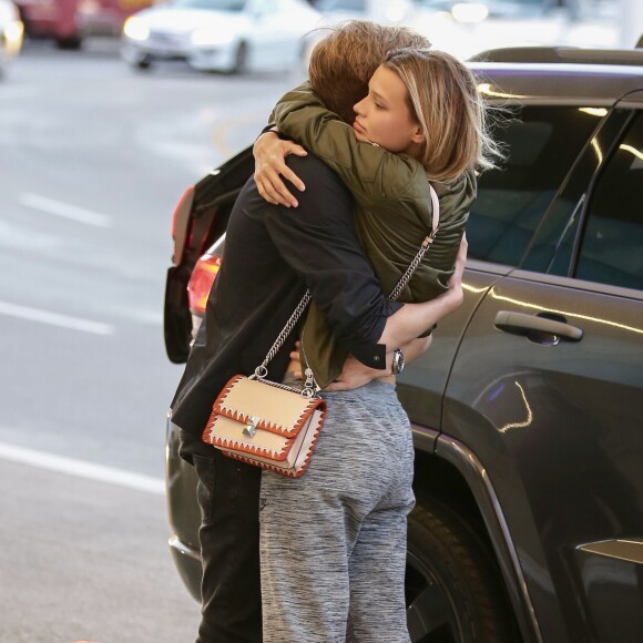 Exclusif - Presley Gerber dépose et embrasse sa nouvelle petite amie Cayley King à l'aéroport à Los Angeles. Le 11 mai 2017