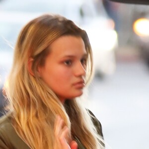 Exclusif - Presley Gerber dépose et embrasse sa nouvelle petite amie Cayley King à l'aéroport à Los Angeles. Le 11 mai 2017