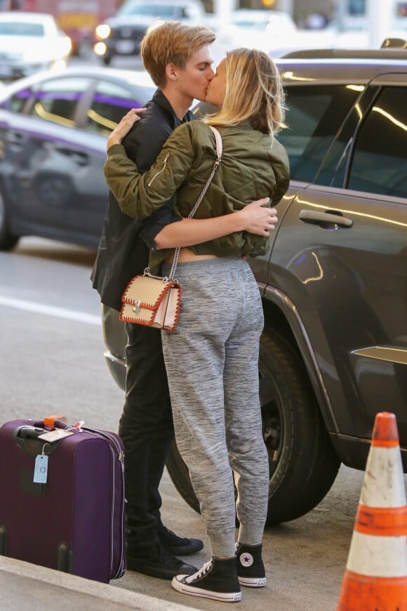 Exclusif - Presley Gerber dépose et embrasse sa nouvelle petite amie Cayley King à l'aéroport à Los Angeles. Le 11 mai 2017