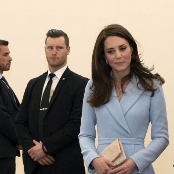 Kate Middleton, duchesse de Cambridge, a visité en compagnie de la grande-duchesse héritière Stéphanie de Luxembourg le musée d'art moderne grand-duc Jean (MUDAM) à l'occasion de son voyage au Luxembourg, le 11 mai 2017, dans le cadre de la commémoration du Traité de Londres de 1867.