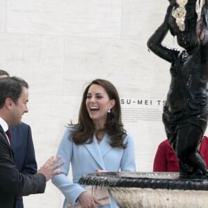 Kate Middleton, duchesse de Cambridge, a visité en compagnie de la grande-duchesse héritière Stéphanie de Luxembourg le musée d'art moderne grand-duc Jean (MUDAM) à l'occasion de son voyage au Luxembourg, le 11 mai 2017, dans le cadre de la commémoration du Traité de Londres de 1867.