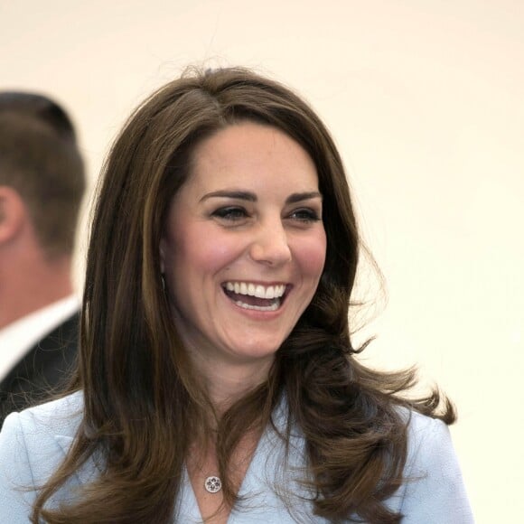 Kate Middleton, duchesse de Cambridge, a visité en compagnie de la grande-duchesse héritière Stéphanie de Luxembourg le musée d'art moderne grand-duc Jean (MUDAM) à l'occasion de son voyage au Luxembourg, le 11 mai 2017, dans le cadre de la commémoration du Traité de Londres de 1867.