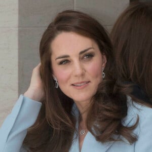 Kate Middleton, duchesse de Cambridge, a visité en compagnie de la grande-duchesse héritière Stéphanie de Luxembourg le musée d'art moderne grand-duc Jean (MUDAM) à l'occasion de son voyage au Luxembourg, le 11 mai 2017, dans le cadre de la commémoration du Traité de Londres de 1867.