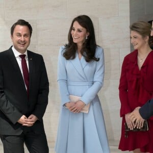 Kate Middleton, duchesse de Cambridge, a visité en compagnie de la grande-duchesse héritière Stéphanie de Luxembourg le musée d'art moderne grand-duc Jean (MUDAM) à l'occasion de son voyage au Luxembourg, le 11 mai 2017, dans le cadre de la commémoration du Traité de Londres de 1867.