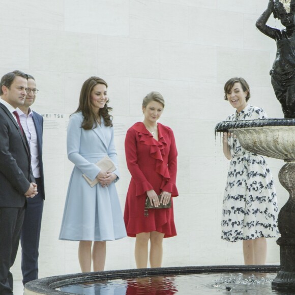 Kate Middleton, duchesse de Cambridge, a visité en compagnie de la grande-duchesse héritière Stéphanie de Luxembourg le musée d'art moderne grand-duc Jean (MUDAM) à l'occasion de son voyage au Luxembourg, le 11 mai 2017, dans le cadre de la commémoration du Traité de Londres de 1867.