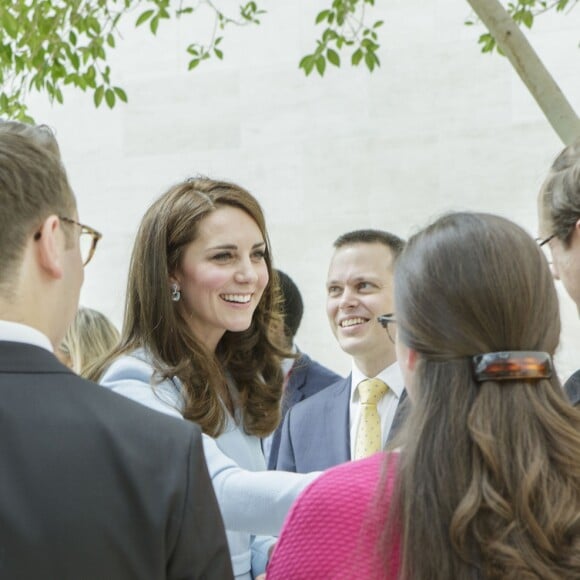 Kate Middleton, duchesse de Cambridge, a visité en compagnie de la grande-duchesse héritière Stéphanie de Luxembourg le musée d'art moderne grand-duc Jean (MUDAM) à l'occasion de son voyage au Luxembourg, le 11 mai 2017, dans le cadre de la commémoration du Traité de Londres de 1867.