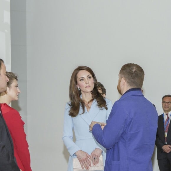 Kate Middleton, duchesse de Cambridge, a visité en compagnie de la grande-duchesse héritière Stéphanie de Luxembourg le musée d'art moderne grand-duc Jean (MUDAM) à l'occasion de son voyage au Luxembourg, le 11 mai 2017, dans le cadre de la commémoration du Traité de Londres de 1867.