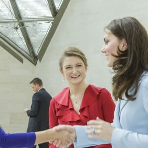 Kate Middleton, duchesse de Cambridge, a visité en compagnie de la grande-duchesse héritière Stéphanie de Luxembourg le musée d'art moderne grand-duc Jean (MUDAM) à l'occasion de son voyage au Luxembourg, le 11 mai 2017, dans le cadre de la commémoration du Traité de Londres de 1867.