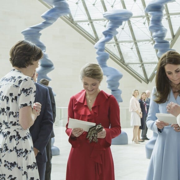 Kate Middleton, duchesse de Cambridge, a visité en compagnie de la grande-duchesse héritière Stéphanie de Luxembourg le musée d'art moderne grand-duc Jean (MUDAM) à l'occasion de son voyage au Luxembourg, le 11 mai 2017, dans le cadre de la commémoration du Traité de Londres de 1867.