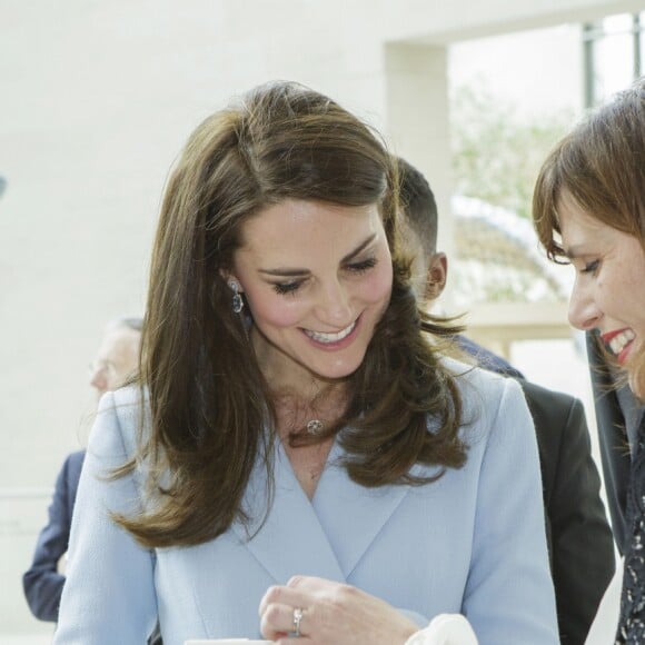 Kate Middleton, duchesse de Cambridge, a visité en compagnie de la grande-duchesse héritière Stéphanie de Luxembourg le musée d'art moderne grand-duc Jean (MUDAM) à l'occasion de son voyage au Luxembourg, le 11 mai 2017, dans le cadre de la commémoration du Traité de Londres de 1867.