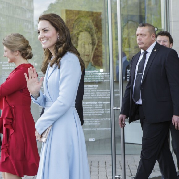 Kate Middleton, duchesse de Cambridge, a visité en compagnie de la grande-duchesse héritière Stéphanie de Luxembourg le musée d'art moderne grand-duc Jean (MUDAM) à l'occasion de son voyage au Luxembourg, le 11 mai 2017, dans le cadre de la commémoration du Traité de Londres de 1867.