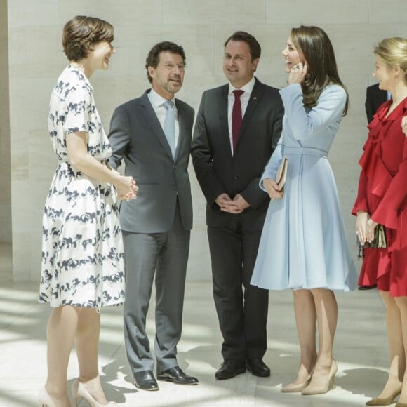 Kate Middleton, duchesse de Cambridge, a visité en compagnie de la grande-duchesse héritière Stéphanie de Luxembourg le musée d'art moderne grand-duc Jean (MUDAM) à l'occasion de son voyage au Luxembourg, le 11 mai 2017, dans le cadre de la commémoration du Traité de Londres de 1867.