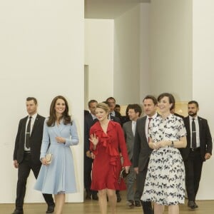 Kate Middleton, duchesse de Cambridge, a visité en compagnie de la grande-duchesse héritière Stéphanie de Luxembourg le musée d'art moderne grand-duc Jean (MUDAM) à l'occasion de son voyage au Luxembourg, le 11 mai 2017, dans le cadre de la commémoration du Traité de Londres de 1867.