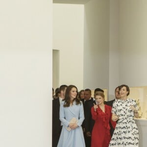 Kate Middleton, duchesse de Cambridge, a visité en compagnie de la grande-duchesse héritière Stéphanie de Luxembourg le musée d'art moderne grand-duc Jean (MUDAM) à l'occasion de son voyage au Luxembourg, le 11 mai 2017, dans le cadre de la commémoration du Traité de Londres de 1867.