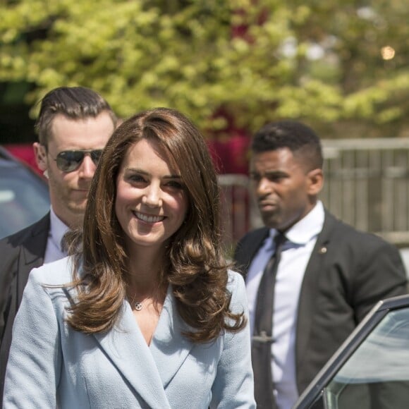 Kate Middleton, duchesse de Cambridge, a visité en compagnie de la grande-duchesse héritière Stéphanie de Luxembourg le musée d'art moderne grand-duc Jean (MUDAM) à l'occasion de son voyage au Luxembourg, le 11 mai 2017, dans le cadre de la commémoration du Traité de Londres de 1867.