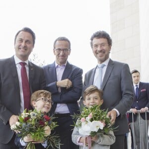 Kate Middleton, duchesse de Cambridge, a visité en compagnie de la grande-duchesse héritière Stéphanie de Luxembourg le musée d'art moderne grand-duc Jean (MUDAM) à l'occasion de son voyage au Luxembourg, le 11 mai 2017, dans le cadre de la commémoration du Traité de Londres de 1867.