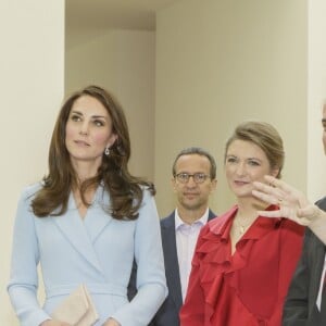 Kate Middleton, duchesse de Cambridge, a visité en compagnie de la grande-duchesse héritière Stéphanie de Luxembourg le musée d'art moderne grand-duc Jean (MUDAM) à l'occasion de son voyage au Luxembourg, le 11 mai 2017, dans le cadre de la commémoration du Traité de Londres de 1867.