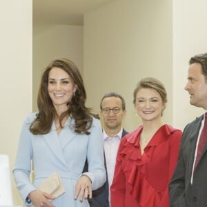 Kate Middleton, duchesse de Cambridge, a visité en compagnie de la grande-duchesse héritière Stéphanie de Luxembourg le musée d'art moderne grand-duc Jean (MUDAM) à l'occasion de son voyage au Luxembourg, le 11 mai 2017, dans le cadre de la commémoration du Traité de Londres de 1867.