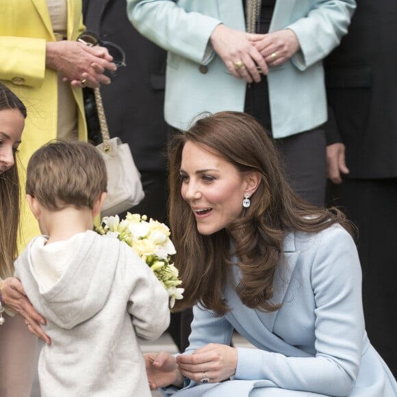 Catherine Kate Middleton, la duchesse de Cambridge en visite au Luxembourg, le 11 mai 2017. Elle a visité le musée du Modem Art, la place Clairefontaine, a rencontré le Grand Duc et la Grande Duchesse au palais pour la commémoration du traité de Londres de 1867 et visité l'exposition ''Luxembourg 1867'' au musée Drai Eechelen.  Britain's Catherine, Duchess of Cambridge visits the Grand Duchy of Luxembourg. During the busy day visit the duchess will see the Museum of Modern Art, visit Place Claierfontaine, meet the Drand Duke and Duchess at the Grand Ducal Palace, attend the official commemoration of the 1867 Treaty of London and tour the exhibition 'Luxembourg 1867 - Open City' at the Drai Eechelen Museum.11/05/2017 - 