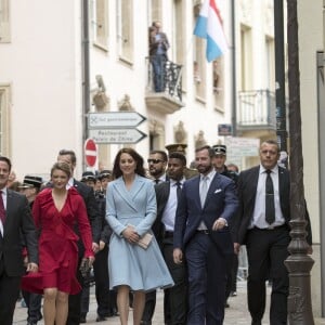 Catherine Kate Middleton, la duchesse de Cambridge en visite accompagnée du grand-duc héritier Guillaume et a femme la comtesse Stéphanie de Lannoy au Luxembourg, le 11 mai 2017. Elle a visité le musée du Modem Art, la place Clairefontaine, a rencontré le Grand Duc et la Grande Duchesse au palais pour la commémoration du traité de Londres de 1867 et visité l'exposition ''Luxembourg 1867'' au musée Drai Eechelen.  Britain's Catherine, Duchess of Cambridge visits with the Grand Duchy of Luxembourg. During the busy day visit the duchess will see the Museum of Modern Art, visit Place Claierfontaine, meet the Drand Duke and Duchess at the Grand Ducal Palace, attend the official commemoration of the 1867 Treaty of London and tour the exhibition 'Luxembourg 1867 - Open City' at the Drai Eechelen Museum.11/05/2017 - 