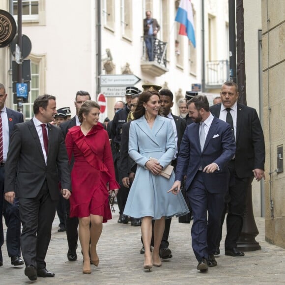 Catherine Kate Middleton, la duchesse de Cambridge en visite accompagnée du grand-duc héritier Guillaume et a femme la comtesse Stéphanie de Lannoy au Luxembourg, le 11 mai 2017. Elle a visité le musée du Modem Art, la place Clairefontaine, a rencontré le Grand Duc et la Grande Duchesse au palais pour la commémoration du traité de Londres de 1867 et visité l'exposition ''Luxembourg 1867'' au musée Drai Eechelen.  Britain's Catherine, Duchess of Cambridge visits with the Grand Duchy of Luxembourg. During the busy day visit the duchess will see the Museum of Modern Art, visit Place Claierfontaine, meet the Drand Duke and Duchess at the Grand Ducal Palace, attend the official commemoration of the 1867 Treaty of London and tour the exhibition 'Luxembourg 1867 - Open City' at the Drai Eechelen Museum.11/05/2017 - 