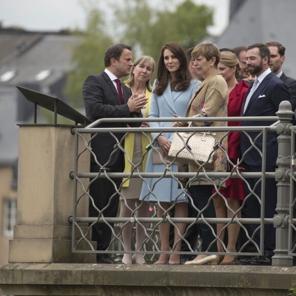 Catherine Kate Middleton, la duchesse de Cambridge en visite accompagnée du grand-duc héritier Guillaume et a femme la comtesse Stéphanie de Lannoy au Luxembourg, le 11 mai 2017. Elle a visité le musée du Modem Art, la place Clairefontaine, a rencontré le Grand Duc et la Grande Duchesse au palais pour la commémoration du traité de Londres de 1867 et visité l'exposition ''Luxembourg 1867'' au musée Drai Eechelen.  Britain's Catherine, Duchess of Cambridge visits with the Grand Duchy of Luxembourg. During the busy day visit the duchess will see the Museum of Modern Art, visit Place Claierfontaine, meet the Drand Duke and Duchess at the Grand Ducal Palace, attend the official commemoration of the 1867 Treaty of London and tour the exhibition 'Luxembourg 1867 - Open City' at the Drai Eechelen Museum.11/05/2017 - 