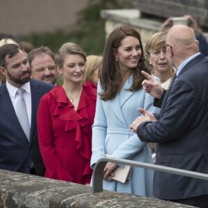 Catherine Kate Middleton, la duchesse de Cambridge en visite accompagnée du grand-duc héritier Guillaume et a femme la comtesse Stéphanie de Lannoy au Luxembourg, le 11 mai 2017. Elle a visité le musée du Modem Art, la place Clairefontaine, a rencontré le Grand Duc et la Grande Duchesse au palais pour la commémoration du traité de Londres de 1867 et visité l'exposition ''Luxembourg 1867'' au musée Drai Eechelen.  Britain's Catherine, Duchess of Cambridge visits with the Grand Duchy of Luxembourg. During the busy day visit the duchess will see the Museum of Modern Art, visit Place Claierfontaine, meet the Drand Duke and Duchess at the Grand Ducal Palace, attend the official commemoration of the 1867 Treaty of London and tour the exhibition 'Luxembourg 1867 - Open City' at the Drai Eechelen Museum.11/05/2017 - 