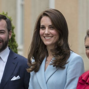 Catherine Kate Middleton, la duchesse de Cambridge en visite accompagnée du grand-duc héritier Guillaume et a femme la comtesse Stéphanie de Lannoy au Luxembourg, le 11 mai 2017. Elle a visité le musée du Modem Art, la place Clairefontaine, a rencontré le Grand Duc et la Grande Duchesse au palais pour la commémoration du traité de Londres de 1867 et visité l'exposition ''Luxembourg 1867'' au musée Drai Eechelen.  Britain's Catherine, Duchess of Cambridge visits with the Grand Duchy of Luxembourg. During the busy day visit the duchess will see the Museum of Modern Art, visit Place Claierfontaine, meet the Drand Duke and Duchess at the Grand Ducal Palace, attend the official commemoration of the 1867 Treaty of London and tour the exhibition 'Luxembourg 1867 - Open City' at the Drai Eechelen Museum.11/05/2017 - 