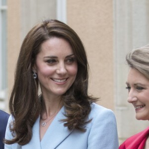 Catherine Kate Middleton, la duchesse de Cambridge en visite accompagnée du grand-duc héritier Guillaume et a femme la comtesse Stéphanie de Lannoy au Luxembourg, le 11 mai 2017. Elle a visité le musée du Modem Art, la place Clairefontaine, a rencontré le Grand Duc et la Grande Duchesse au palais pour la commémoration du traité de Londres de 1867 et visité l'exposition ''Luxembourg 1867'' au musée Drai Eechelen.  Britain's Catherine, Duchess of Cambridge visits with the Grand Duchy of Luxembourg. During the busy day visit the duchess will see the Museum of Modern Art, visit Place Claierfontaine, meet the Drand Duke and Duchess at the Grand Ducal Palace, attend the official commemoration of the 1867 Treaty of London and tour the exhibition 'Luxembourg 1867 - Open City' at the Drai Eechelen Museum.11/05/2017 - 