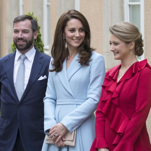 Catherine Kate Middleton, la duchesse de Cambridge en visite accompagnée du grand-duc héritier Guillaume et a femme la comtesse Stéphanie de Lannoy au Luxembourg, le 11 mai 2017. Elle a visité le musée du Modem Art, la place Clairefontaine, a rencontré le Grand Duc et la Grande Duchesse au palais pour la commémoration du traité de Londres de 1867 et visité l'exposition ''Luxembourg 1867'' au musée Drai Eechelen.  Britain's Catherine, Duchess of Cambridge visits with the Grand Duchy of Luxembourg. During the busy day visit the duchess will see the Museum of Modern Art, visit Place Claierfontaine, meet the Drand Duke and Duchess at the Grand Ducal Palace, attend the official commemoration of the 1867 Treaty of London and tour the exhibition 'Luxembourg 1867 - Open City' at the Drai Eechelen Museum.11/05/2017 - 