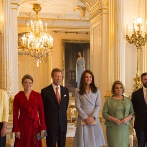 La princesse Alexandra, la comtesse Stéphanie de Lannoy, le grand duc Henri, Catherine Kate Middleton, la duchesse de Cambridge, la grande duchesse Maria Teresa et grand-duc héritier Guillaume - Catherine Kate Middleton, la duchesse de Cambridge en visite au Luxembourg, le 11 mai 2017. Elle a visité le musée du Modem Art, la place Clairefontaine, a rencontré le Grand Duc et la Grande Duchesse au palais pour la commémoration du traité de Londres de 1867 et visité l'exposition ''Luxembourg 1867'' au musée Drai Eechelen.  Britain's Catherine, Duchess of Cambridge (3rdR), Grand Duke Henri of Luxembourg (3rdL), Grand Duchess Maria-Teresa of Luxembourg (2ndR), Prince Guillaume, Hereditary Grand Duke of Luxembourg (R), Princess Stephanie, Hereditary Grand Duchess of Luxembourg (2ndL) and Princess Alexandra of Luxembourg (L) - Britain's Catherine, Duchess of Cambridge visits with the Grand Duchy of Luxembourg. During the busy day visit the duchess will see the Museum of Modern Art, visit Place Claierfontaine, meet the Drand Duke and Duchess at the Grand Ducal Palace, attend the official commemoration of the 1867 Treaty of London and tour the exhibition 'Luxembourg 1867 - Open City' at the Drai Eechelen Museum.11/05/2017 - 