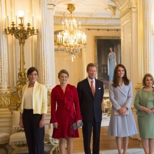 La princesse Alexandra, la comtesse Stéphanie de Lannoy, le grand duc Henri, Catherine Kate Middleton, la duchesse de Cambridge, la grande duchesse Maria Teresa et grand-duc héritier Guillaume - Catherine Kate Middleton, la duchesse de Cambridge en visite au Luxembourg, le 11 mai 2017. Elle a visité le musée du Modem Art, la place Clairefontaine, a rencontré le Grand Duc et la Grande Duchesse au palais pour la commémoration du traité de Londres de 1867 et visité l'exposition ''Luxembourg 1867'' au musée Drai Eechelen.  Britain's Catherine, Duchess of Cambridge (3rdR), Grand Duke Henri of Luxembourg (3rdL), Grand Duchess Maria-Teresa of Luxembourg (2ndR), Prince Guillaume, Hereditary Grand Duke of Luxembourg (R), Princess Stephanie, Hereditary Grand Duchess of Luxembourg (2ndL) and Princess Alexandra of Luxembourg (L) - Britain's Catherine, Duchess of Cambridge visits with the Grand Duchy of Luxembourg. During the busy day visit the duchess will see the Museum of Modern Art, visit Place Claierfontaine, meet the Drand Duke and Duchess at the Grand Ducal Palace, attend the official commemoration of the 1867 Treaty of London and tour the exhibition 'Luxembourg 1867 - Open City' at the Drai Eechelen Museum.11/05/2017 - 