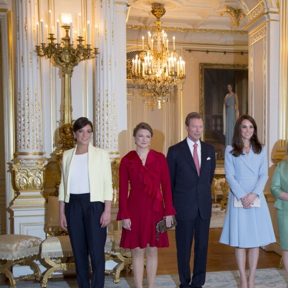 La princesse Alexandra, la comtesse Stéphanie de Lannoy, le grand duc Henri, Catherine Kate Middleton, la duchesse de Cambridge, la grande duchesse Maria Teresa et grand-duc héritier Guillaume - Catherine Kate Middleton, la duchesse de Cambridge en visite au Luxembourg, le 11 mai 2017. Elle a visité le musée du Modem Art, la place Clairefontaine, a rencontré le Grand Duc et la Grande Duchesse au palais pour la commémoration du traité de Londres de 1867 et visité l'exposition ''Luxembourg 1867'' au musée Drai Eechelen.  Britain's Catherine, Duchess of Cambridge (3rdR), Grand Duke Henri of Luxembourg (3rdL), Grand Duchess Maria-Teresa of Luxembourg (2ndR), Prince Guillaume, Hereditary Grand Duke of Luxembourg (R), Princess Stephanie, Hereditary Grand Duchess of Luxembourg (2ndL) and Princess Alexandra of Luxembourg (L) - Britain's Catherine, Duchess of Cambridge visits with the Grand Duchy of Luxembourg. During the busy day visit the duchess will see the Museum of Modern Art, visit Place Claierfontaine, meet the Drand Duke and Duchess at the Grand Ducal Palace, attend the official commemoration of the 1867 Treaty of London and tour the exhibition 'Luxembourg 1867 - Open City' at the Drai Eechelen Museum.11/05/2017 - 