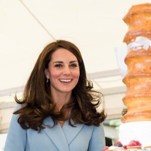 Catherine Kate Middleton, la duchesse de Cambridge en visite au Luxembourg sur la place Clairefontaine pour un évènement sur le thème du cyclisme , le 11 mai 2017.  The Duchess of Cambridge touring a cycling themed festival in Place de Clairefontaine Luxembourg Prime minister Xavier Bettel during a day of visits in Luxembourg where she is attending commemorations marking the 150th anniversary 1867 Treaty of London, that confirmed the country's independence and neutrality.11/05/2017 - Luxembourg