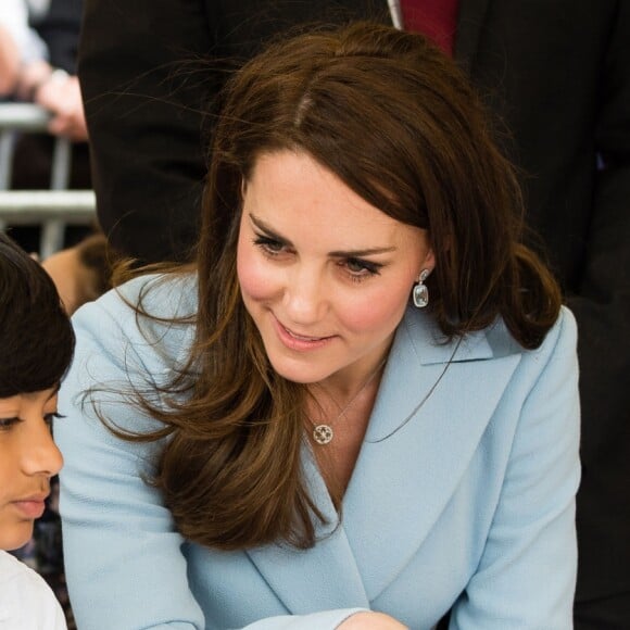 Catherine Kate Middleton, la duchesse de Cambridge en visite au Luxembourg sur la place Clairefontaine pour un évènement sur le thème du cyclisme , le 11 mai 2017.  The Duchess of Cambridge speaks with children as she tours a cycling themed festival in Place de Clairefontaine Luxembourg, during a day of visits in Luxembourg where she is attending commemorations marking the 150th anniversary 1867 Treaty of London, that confirmed the country's independence and neutrality.11/05/2017 - Luxembourg