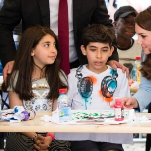 Catherine Kate Middleton, la duchesse de Cambridge en visite au Luxembourg sur la place Clairefontaine pour un évènement sur le thème du cyclisme , le 11 mai 2017.  The Duchess of Cambridge speaks with children as she tours a cycling themed festival in Place de Clairefontaine Luxembourg, during a day of visits in Luxembourg where she is attending commemorations marking the 150th anniversary 1867 Treaty of London, that confirmed the country's independence and neutrality.11/05/2017 - Luxembourg