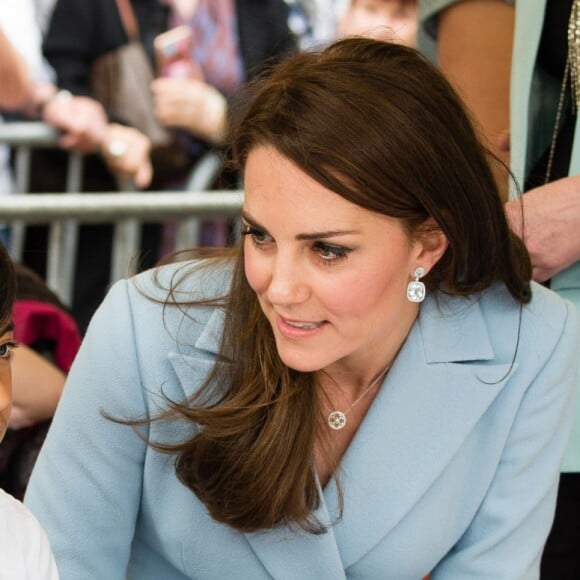 Catherine Kate Middleton, la duchesse de Cambridge en visite au Luxembourg sur la place Clairefontaine pour un évènement sur le thème du cyclisme , le 11 mai 2017.  The Duchess of Cambridge speaks with children as she tours a cycling themed festival in Place de Clairefontaine Luxembourg, during a day of visits in Luxembourg where she is attending commemorations marking the 150th anniversary 1867 Treaty of London, that confirmed the country's independence and neutrality.11/05/2017 - Luxembourg