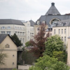 Catherine Kate Middleton, la duchesse de Cambridge en visite accompagnée du grand-duc héritier Guillaume et a femme la comtesse Stéphanie de Lannoy au Luxembourg, le 11 mai 2017.  The Duchess of Cambridge walks along along the Cornicjhe in Luxembourg Cit, during a day of visits in Luxembourg where she is attending commemorations marking the 150th anniversary 1867 Treaty of London, that confirmed the country's independence and neutrality.11/05/2017 - Luxembourg