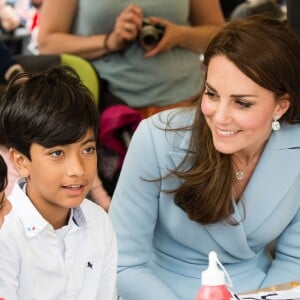 Catherine Kate Middleton, la duchesse de Cambridge en visite au Luxembourg sur la place Clairefontaine pour un évènement sur le thème du cyclisme , le 11 mai 2017.  The Duchess of Cambridge speaks with children as she tours a cycling themed festival in Place de Clairefontaine Luxembourg, during a day of visits in Luxembourg where she is attending commemorations marking the 150th anniversary 1867 Treaty of London, that confirmed the country's independence and neutrality.11/05/2017 - Luxembourg