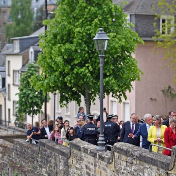 Catherine Kate Middleton, la duchesse de Cambridge en visite accompagnée du grand-duc héritier Guillaume et a femme la comtesse Stéphanie de Lannoy au Luxembourg, le 11 mai 2017.  The Duchess of Cambridge walks along along the Cornicjhe in Luxembourg Cit, during a day of visits in Luxembourg where she is attending commemorations marking the 150th anniversary 1867 Treaty of London, that confirmed the country's independence and neutrality.11/05/2017 - Luxembourg