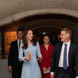 Catherine Kate Middleton, la duchesse de Cambridge et la femme la duchesse Stéphanie de Luxembourg - Catherine Kate Middleton, la duchesse de Cambridge visite le musée Dräi Eechelen au Luxembourg le 11 mai 2017.  Catherine Duchess of Cambridge views a model of Fortress of Luxembourg from the time of the signing of The London Treaty The Dräi Eechelen Museum, Luxembourg City on may 11, 2017.11/05/2017 - Luxembourg