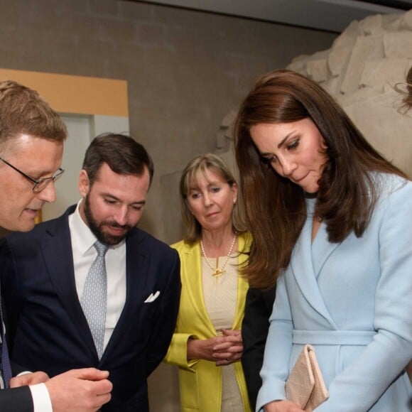 Catherine Kate Middleton, la duchesse de Cambridge, le grand duc Guillaume de Luxembourg et sa femme la duchesse Stéphanie de Luxembourg - Catherine Kate Middleton, la duchesse de Cambridge visite le musée Dräi Eechelen au Luxembourg le 11 mai 2017.  Catherine Duchess of Cambridge views a model of Fortress of Luxembourg from the time of the signing of The London Treaty The Dräi Eechelen Museum, Luxembourg City on may 11, 2017.11/05/2017 - Luxembourg