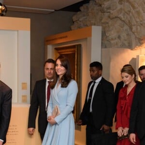 Catherine Kate Middleton, la duchesse de Cambridge, le grand duc Guillaume de Luxembourg et sa femme la duchesse Stéphanie de Luxembourg - Catherine Kate Middleton, la duchesse de Cambridge visite le musée Dräi Eechelen au Luxembourg le 11 mai 2017.  Catherine Duchess of Cambridge views a model of Fortress of Luxembourg from the time of the signing of The London Treaty The Dräi Eechelen Museum, Luxembourg City on may 11, 2017.11/05/2017 - Luxembourg