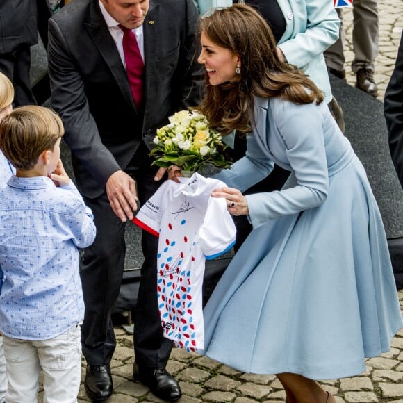 Catherine (Kate) Middleton, duchesse de Cambridge - Catherine Kate Middleton, la duchesse de Cambridge en visite au Luxembourg, le 11 mai 2017. Kate Middleton visite "l'urban-art-project "sur la place Clairefontaine lors de la célébration du 150e anniversaire de la signature du Traité de Londres.  Catherine visits an urban-art-project at Place de Clairefontaine during the celebration of the 150th anniversary of the Treaty of London, signed on 11th May 1867 in Luxembourg; on May 11, 201711/05/2017 - 