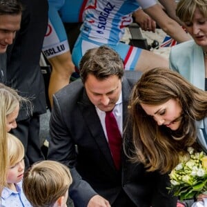 Catherine (Kate) Middleton, duchesse de Cambridge et Xavier Bettel, premier ministre du Grand-Duché de Luxembourg - Catherine Kate Middleton, la duchesse de Cambridge en visite au Luxembourg, le 11 mai 2017. Kate Middleton visite "l'urban-art-project "sur la place Clairefontaine lors de la célébration du 150e anniversaire de la signature du Traité de Londres.  Catherine visits an urban-art-project at Place de Clairefontaine during the celebration of the 150th anniversary of the Treaty of London, signed on 11th May 1867 in Luxembourg; on May 11, 201711/05/2017 - 