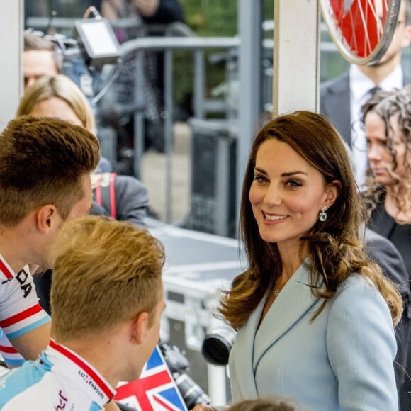 Catherine (Kate) Middleton, duchesse de Cambridge - Catherine Kate Middleton, la duchesse de Cambridge en visite au Luxembourg, le 11 mai 2017. Kate Middleton visite "l'urban-art-project "sur la place Clairefontaine lors de la célébration du 150e anniversaire de la signature du Traité de Londres.  Catherine visits an urban-art-project at Place de Clairefontaine during the celebration of the 150th anniversary of the Treaty of London, signed on 11th May 1867 in Luxembourg; on May 11, 201711/05/2017 - 